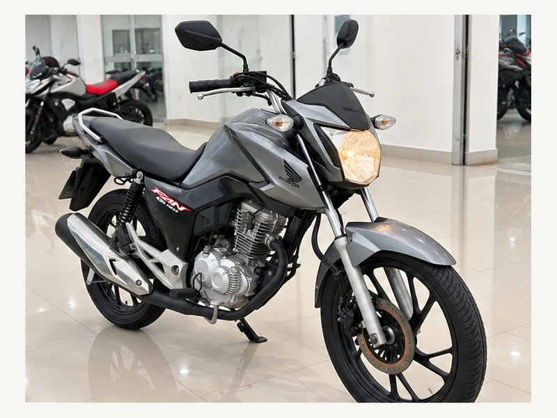 Honda CG 160 Fan prata em ângulo traseiro