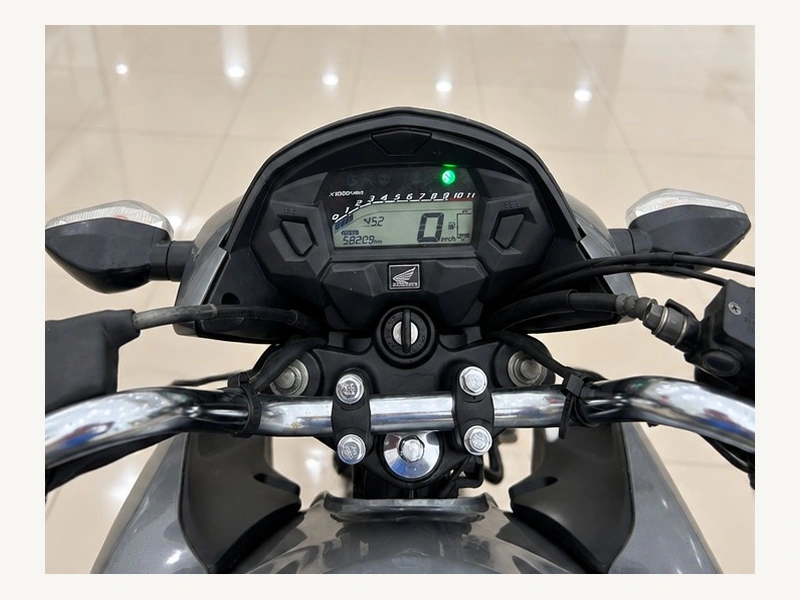 Honda CG 160 Fan prata vista de trás